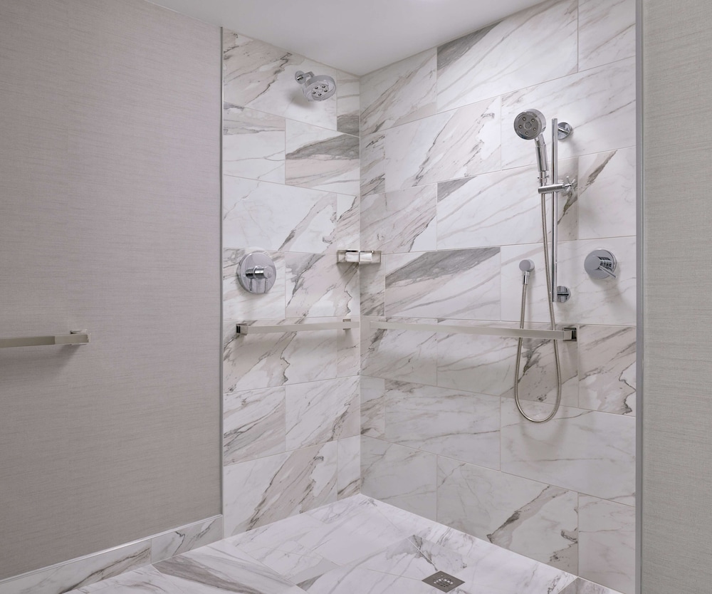 Suite, 2 Double Beds, Accessible, Bathtub (Mobility & Hearing) - Photo 11