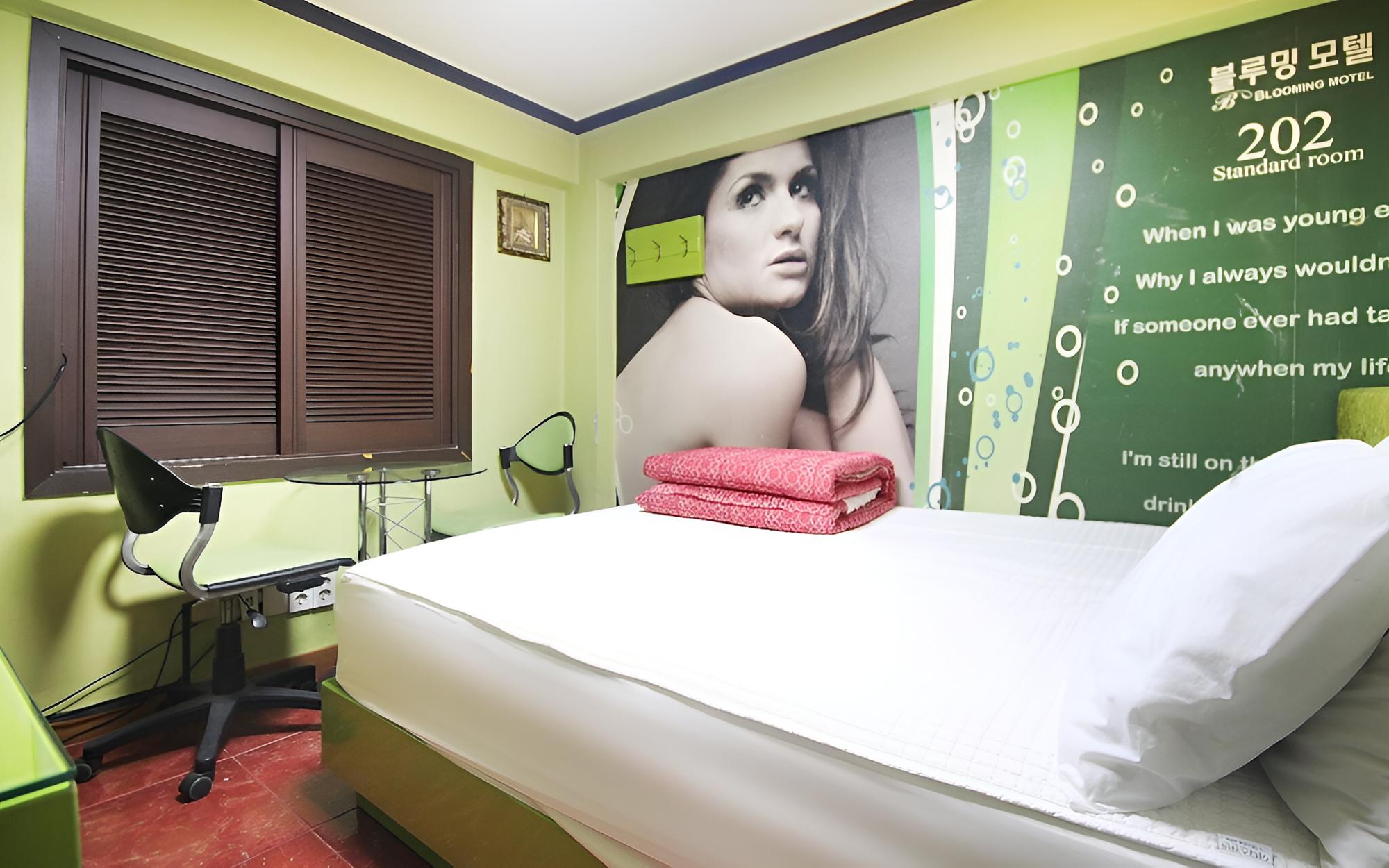 Room (Standard Room) - Photo 2