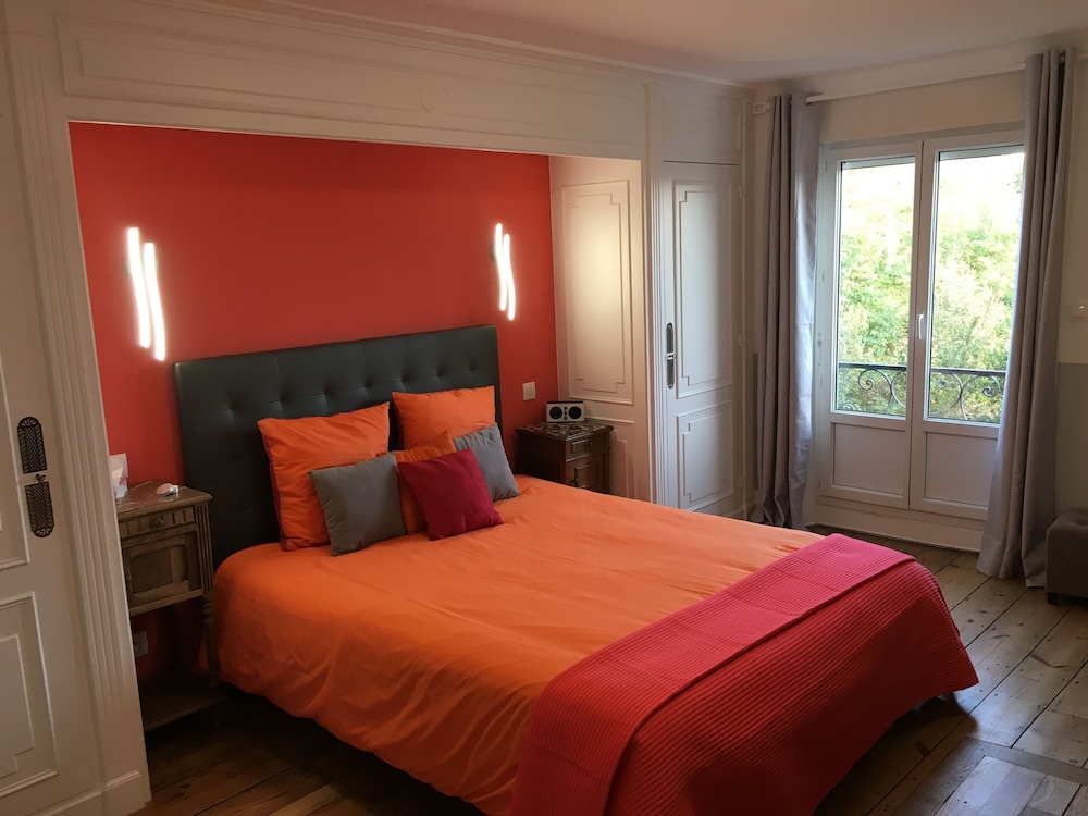 Signature Double Room, 1 Queen Bed, Jetted Tub, Garden Area