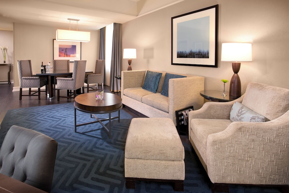 Palliser Suite, 1 Bedroom, City or Courtyard View - Photo 2