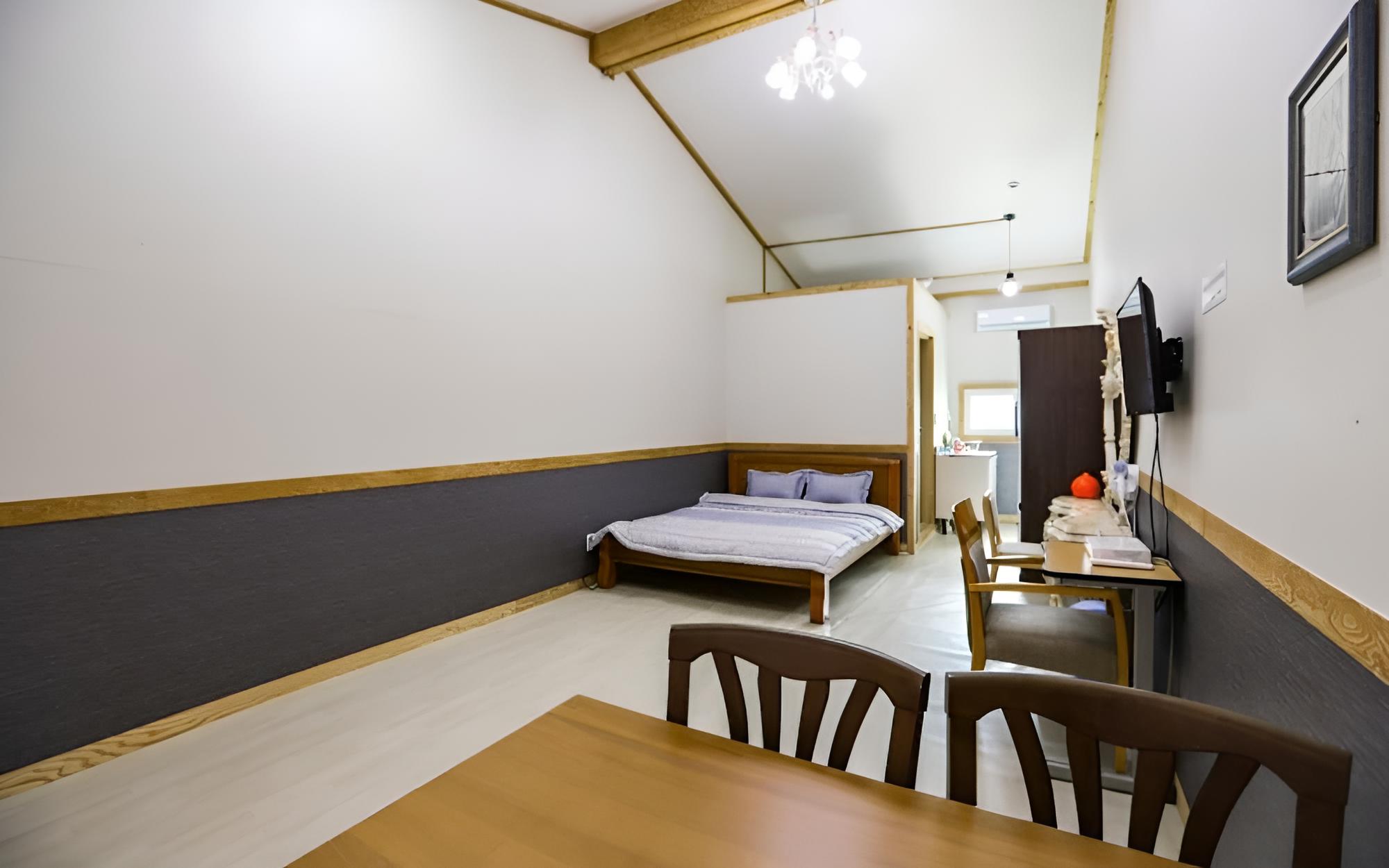 Room (Room 102) - Photo 1