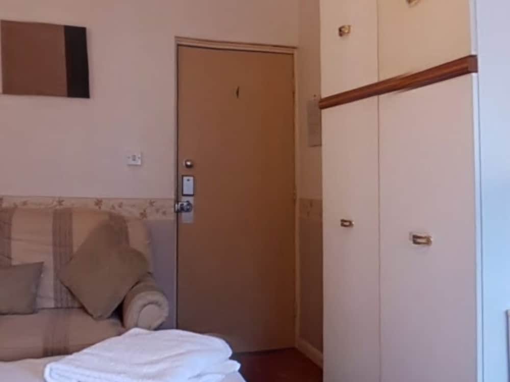 Standard Double Room, Private Bathroom (Room 810) photo 3