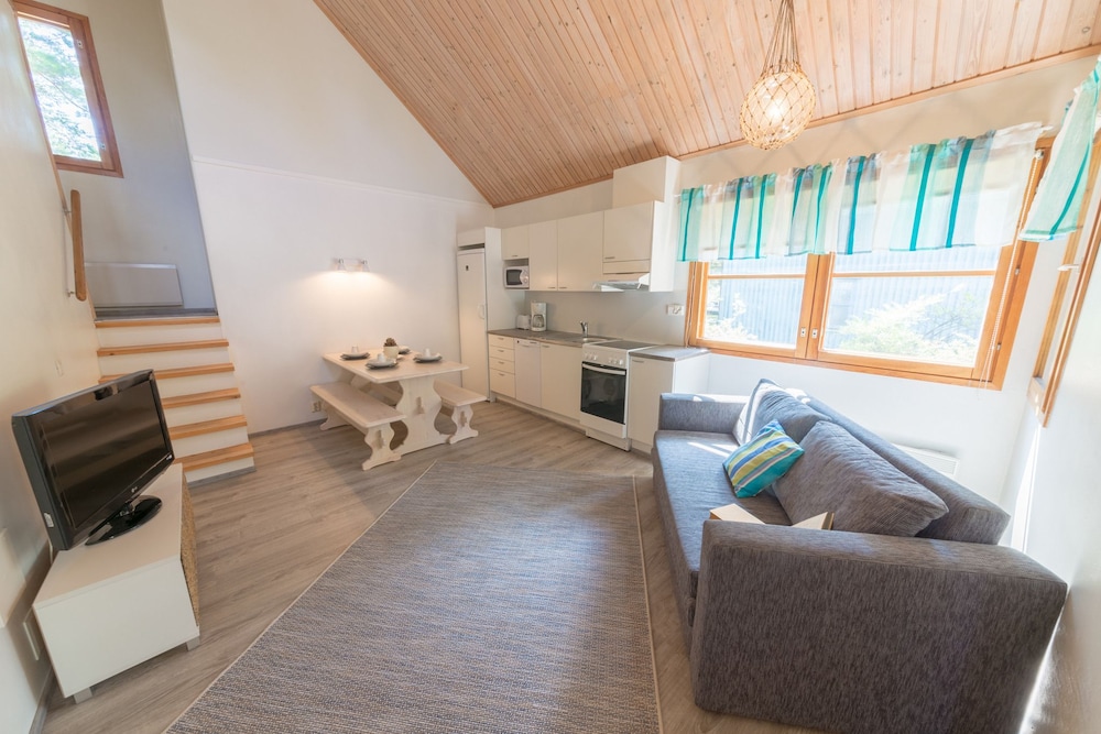 Cottage, multiple beds (5-6 Adults) - Photo 2