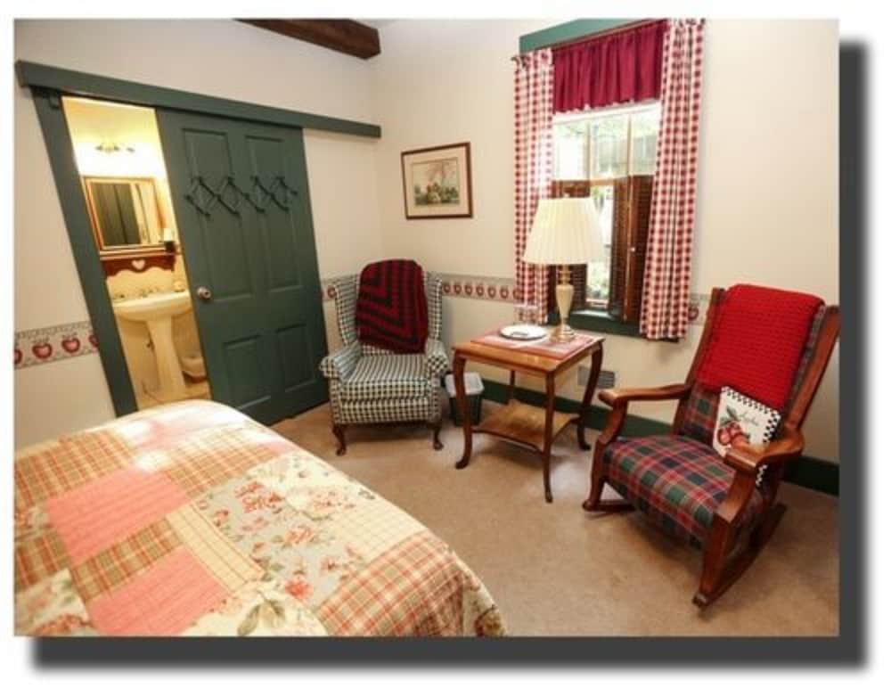 Room, Private Bathroom (Apple Orchard Queen Room) photo 2