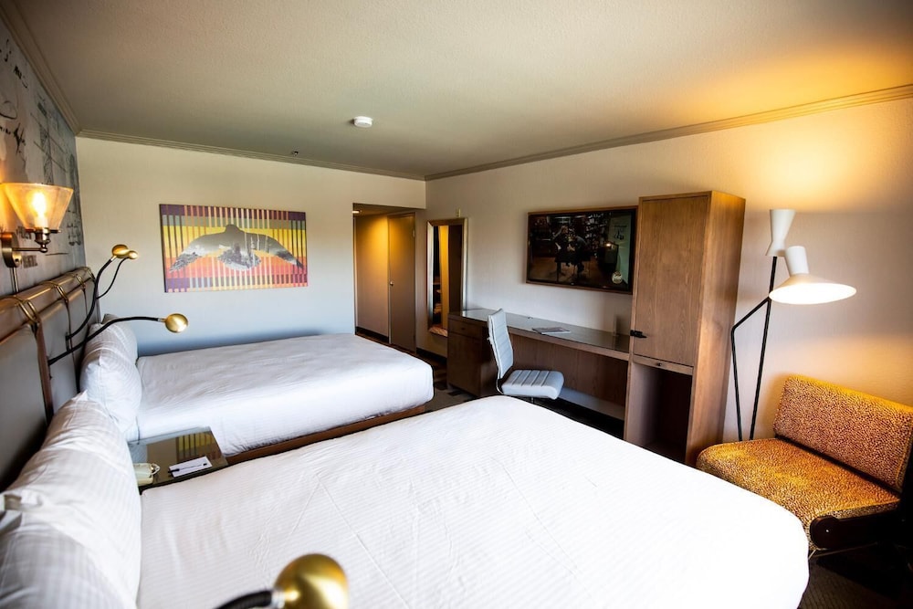 Premium Room, 2 Queen Beds, Courtyard View - Photo 4