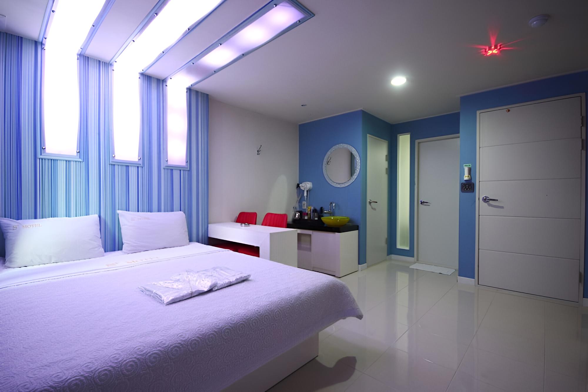 Room (Special Room C (Netflix Available)) photo 2