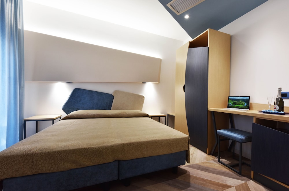 Standard Double or Twin Room - Photo 7