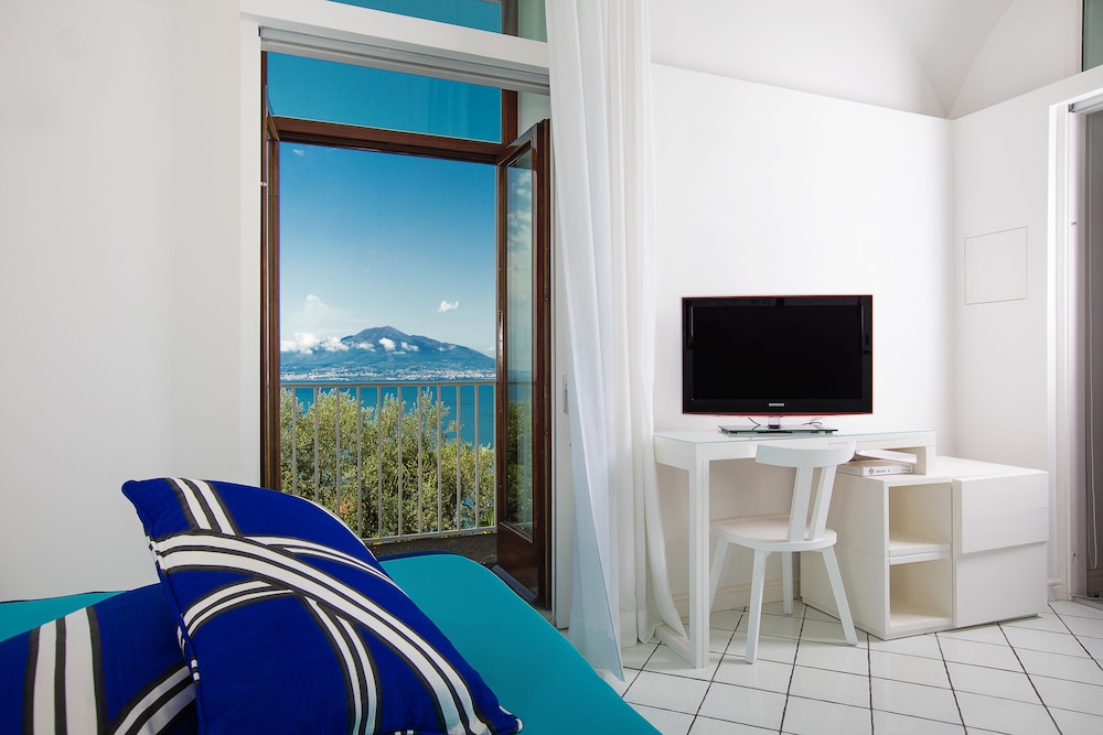 Classic Double or Twin Room, Sea View - Photo 5