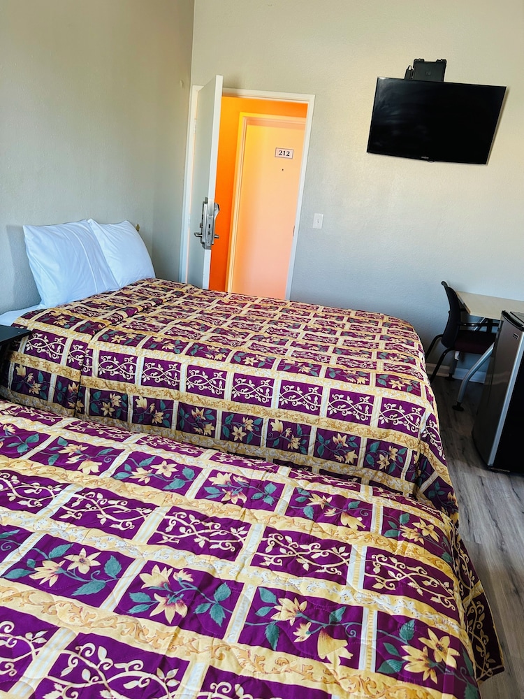 Basic Single Room, 2 Queen Beds, Non Smoking, Private Bathroom photo 1