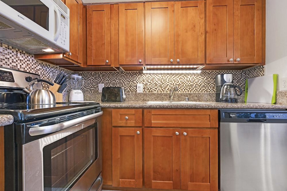 Deluxe Condo, 1 Bedroom, Ocean View, Poolside (Unit 815) photo 2