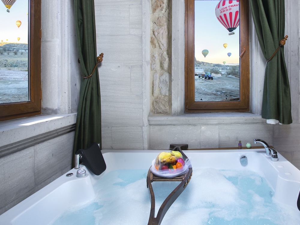 Executive Suite, Jetted Tub, Valley View photo 3