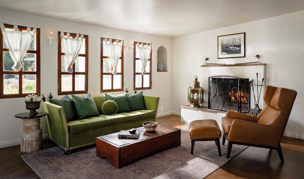 Standard Suite, 1 Queen Bed, Mountain View