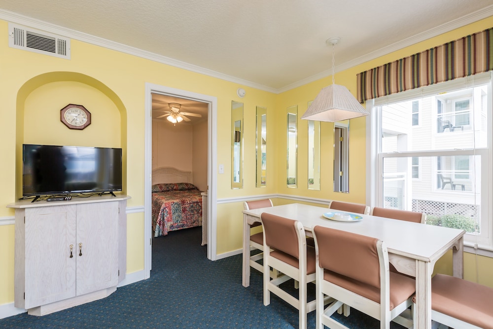 Traditional Condo, 2 Bedrooms photo 3