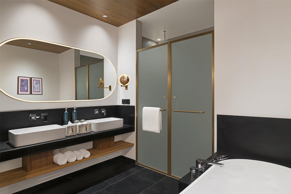 Deluxe Suite, 1 King Bed, Terrace photo 3