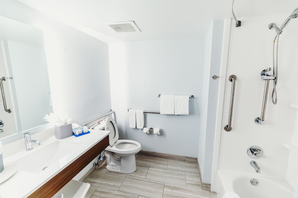 Room, 1 King Bed, Accessible (Comms Accessible. Roll-In Shower) - Photo 2