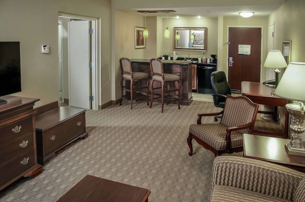 Suite, 1 King Bed, Non Smoking - Photo 2