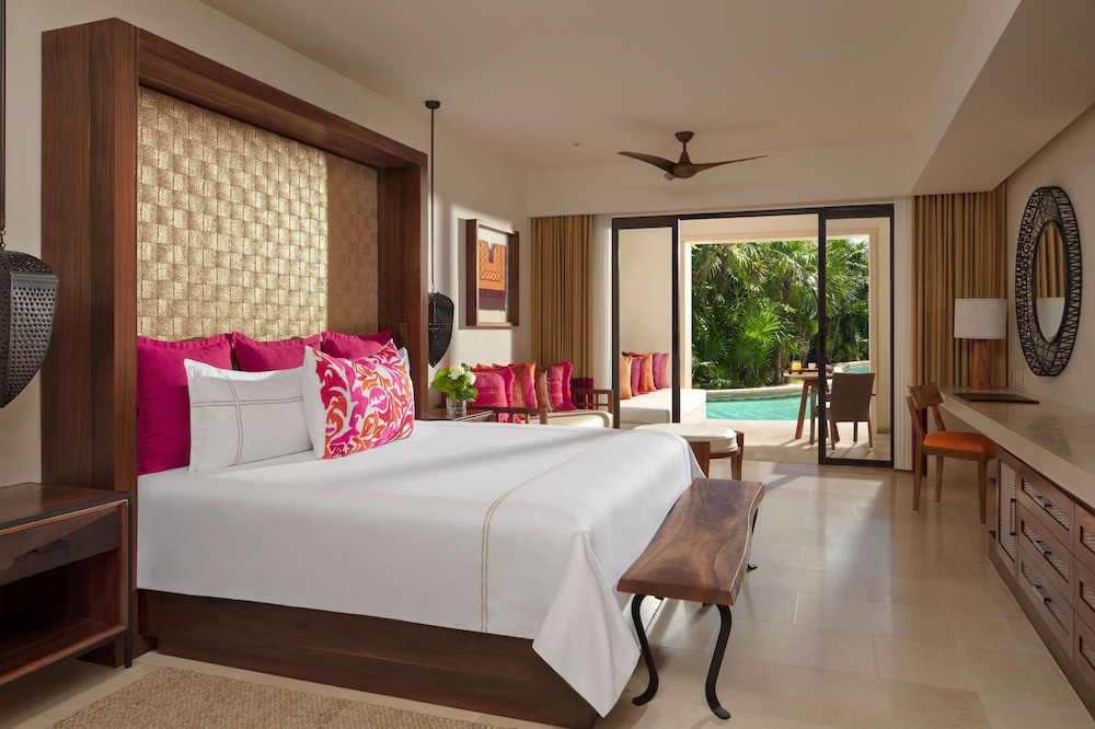 Preferred Club Junior Suite Ocean Front Swim Out King