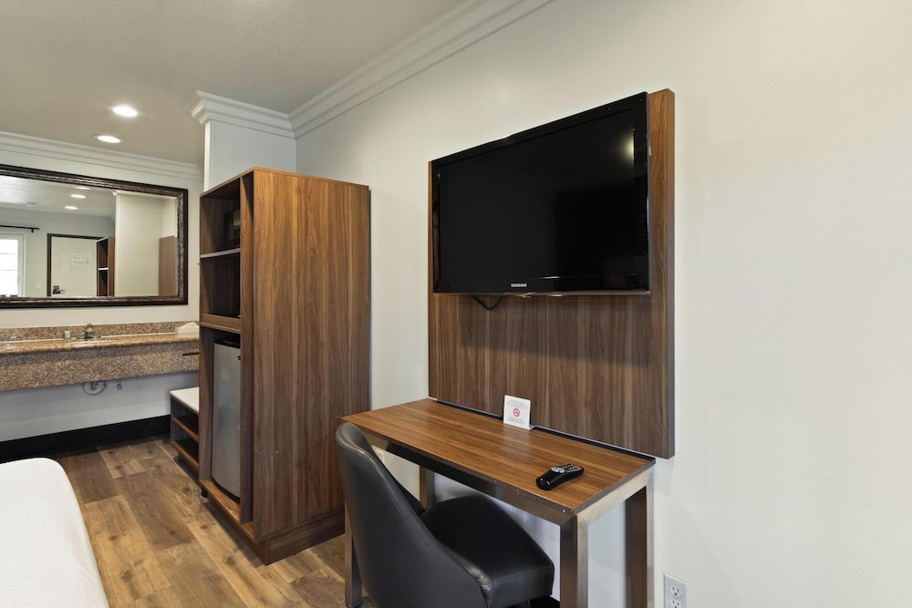 Standard Room, 1 King Bed, Non Smoking, Refrigerator & Microwave - Photo 4