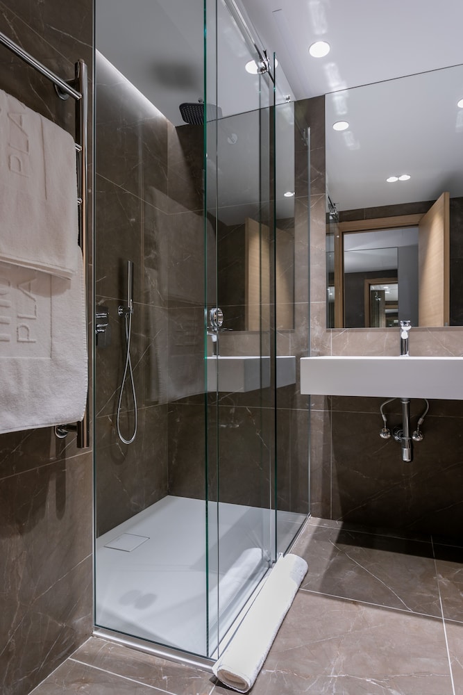 Premium Twin Room - Photo 6
