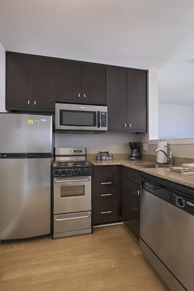 Suite, 2 Bedrooms (Mobility/Hearing Access, Roll-In Shwr) - Photo 3