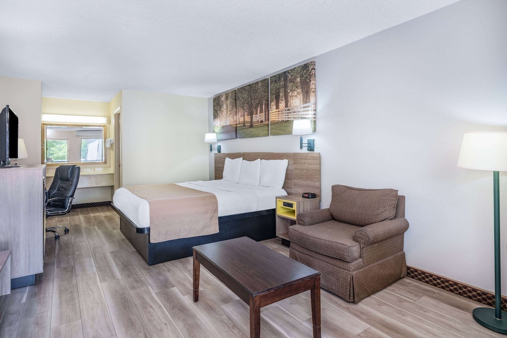 Room, 1 King Bed, Smoking - Photo 1