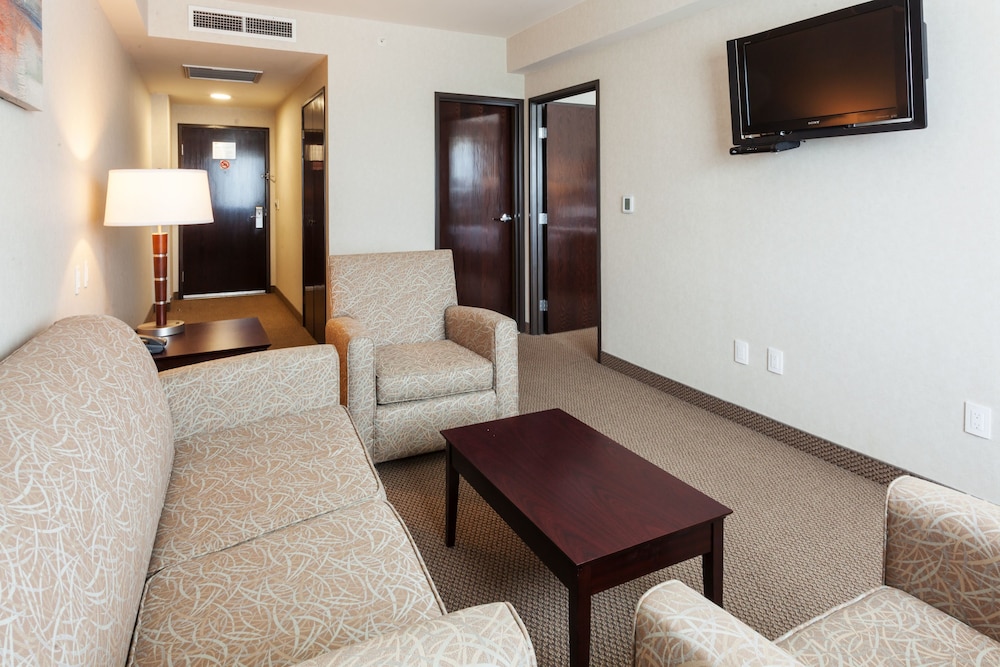 Suite, 1 King Bed - Photo 3