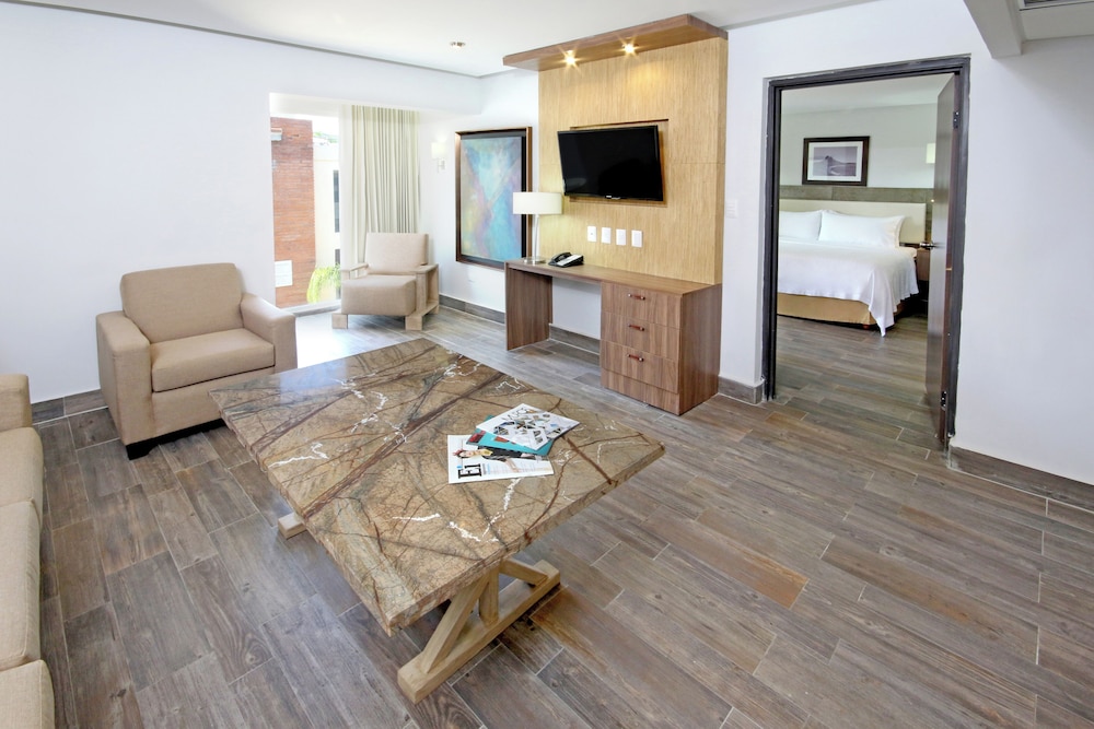 Suite, 1 King Bed - Photo 10
