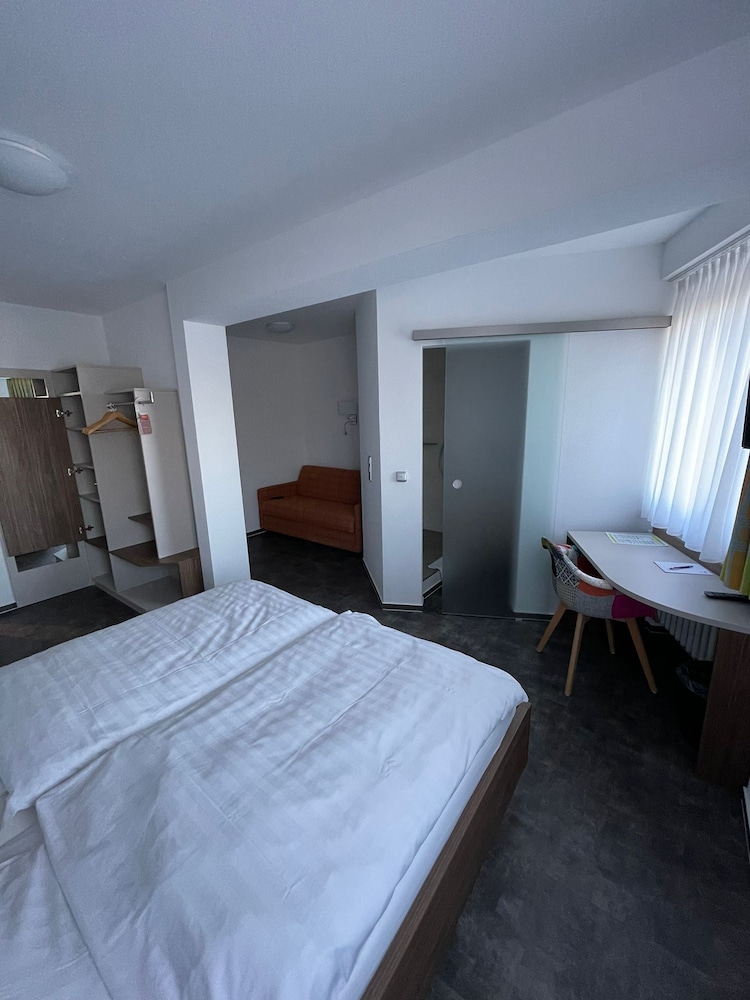 Business Quadruple Room, 1 King Bed with Sofa bed, Non Smoking photo 3