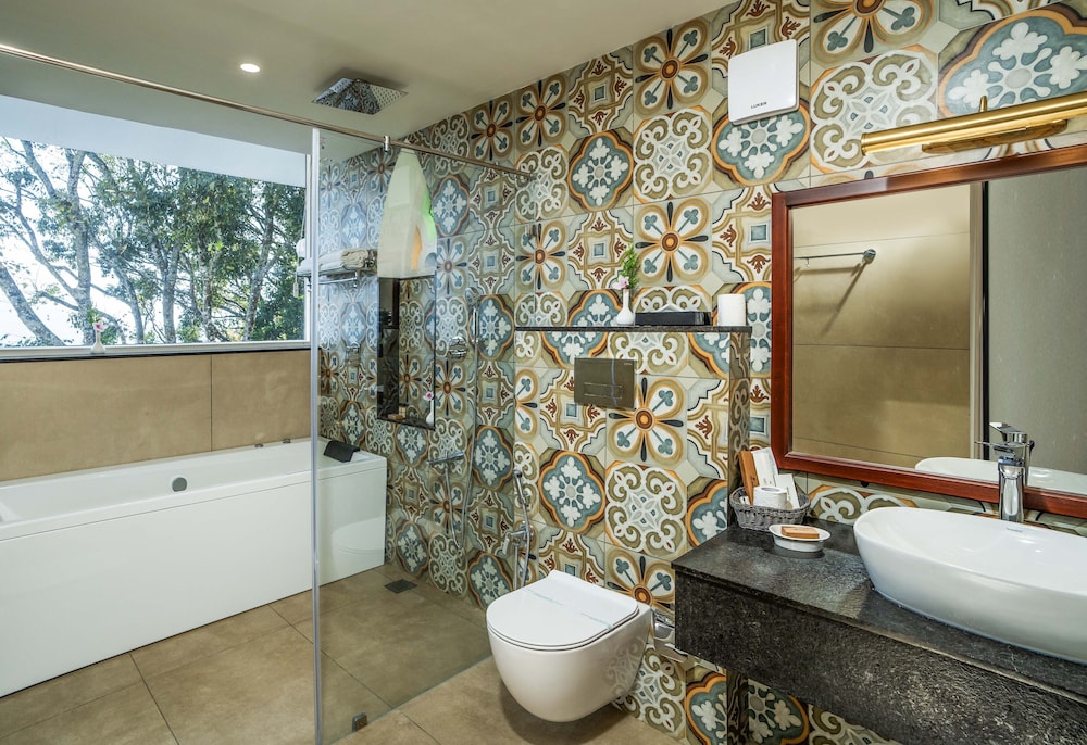 Executive Suite - Photo 3