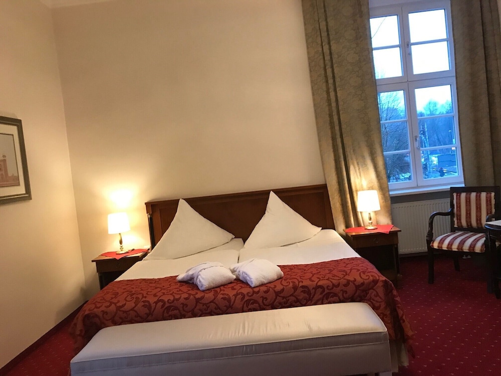 Basic Suite, 1 Queen Bed, Non Smoking photo 3