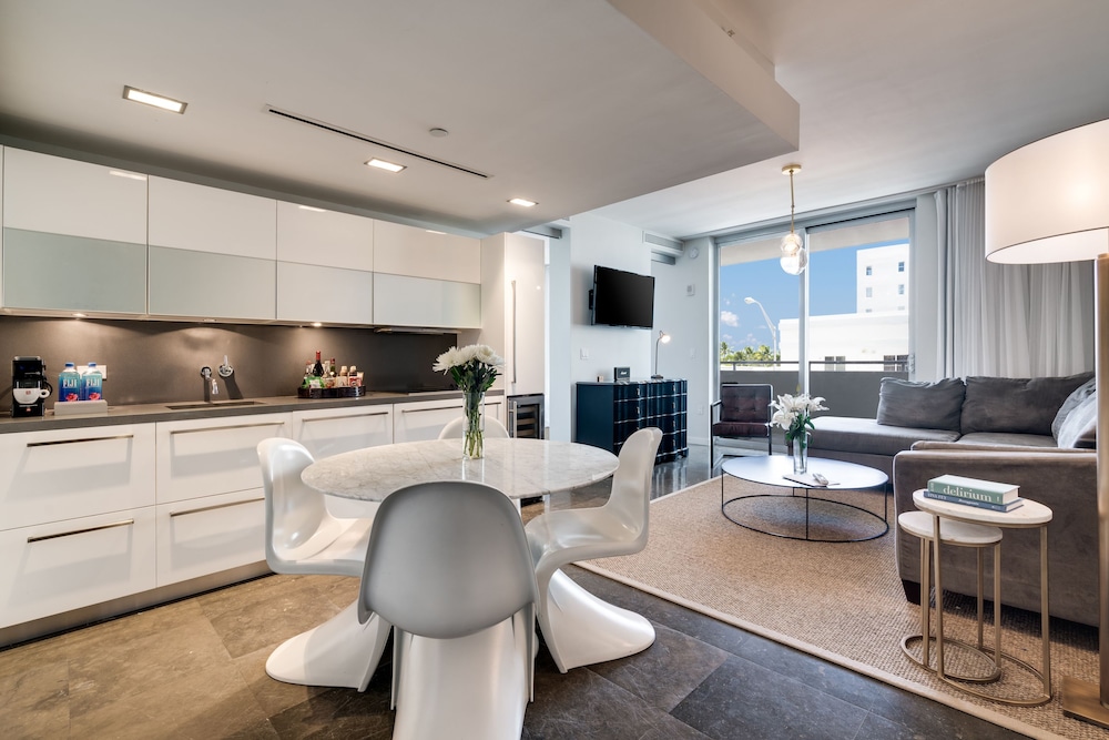 One Bedroom Suite with Balcony - Photo 1