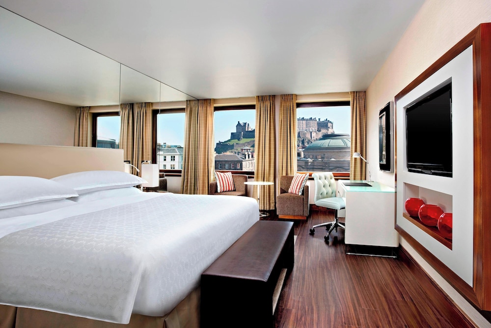 Deluxe Room, 1 King Bed (View) thumbnail 5