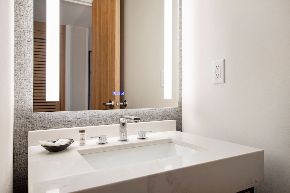 Executive Suite, 1 Bedroom - Photo 2