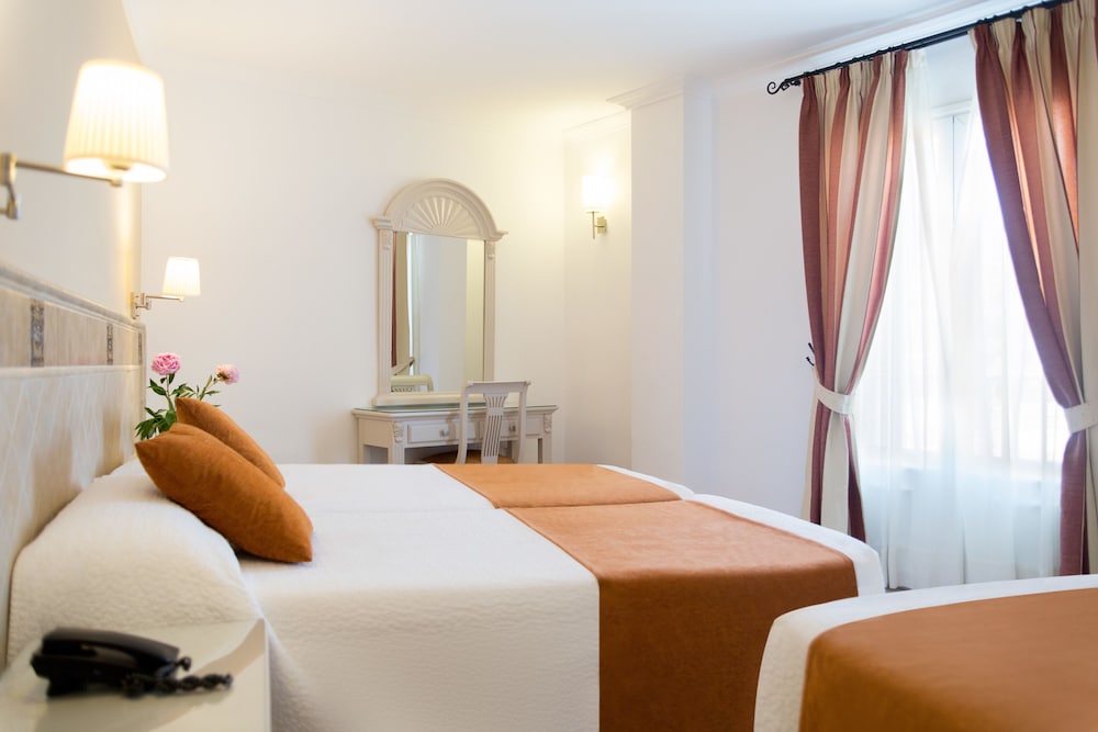 Room, City View - Photo 1