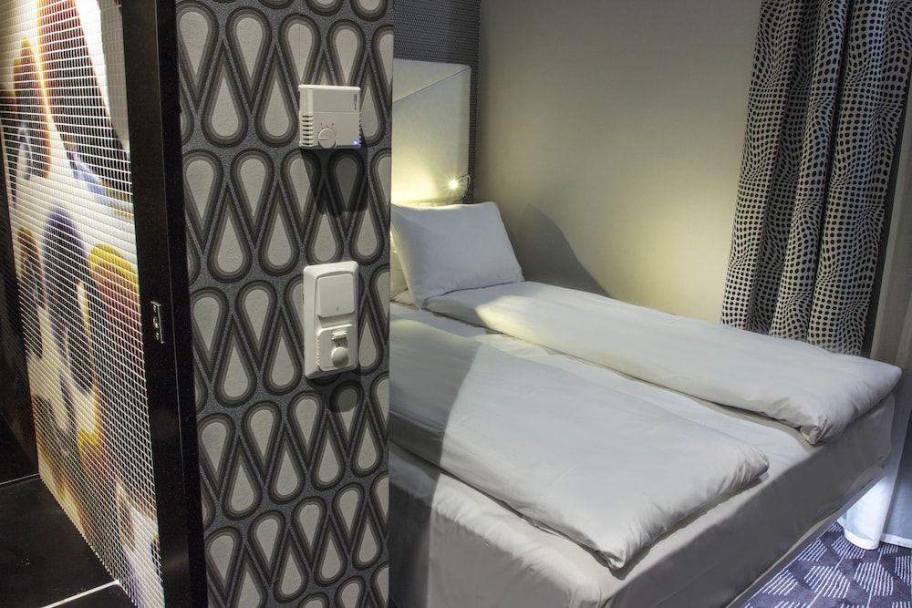 Basic Double Room Single Use, No Windows, Courtyard Area photo 3