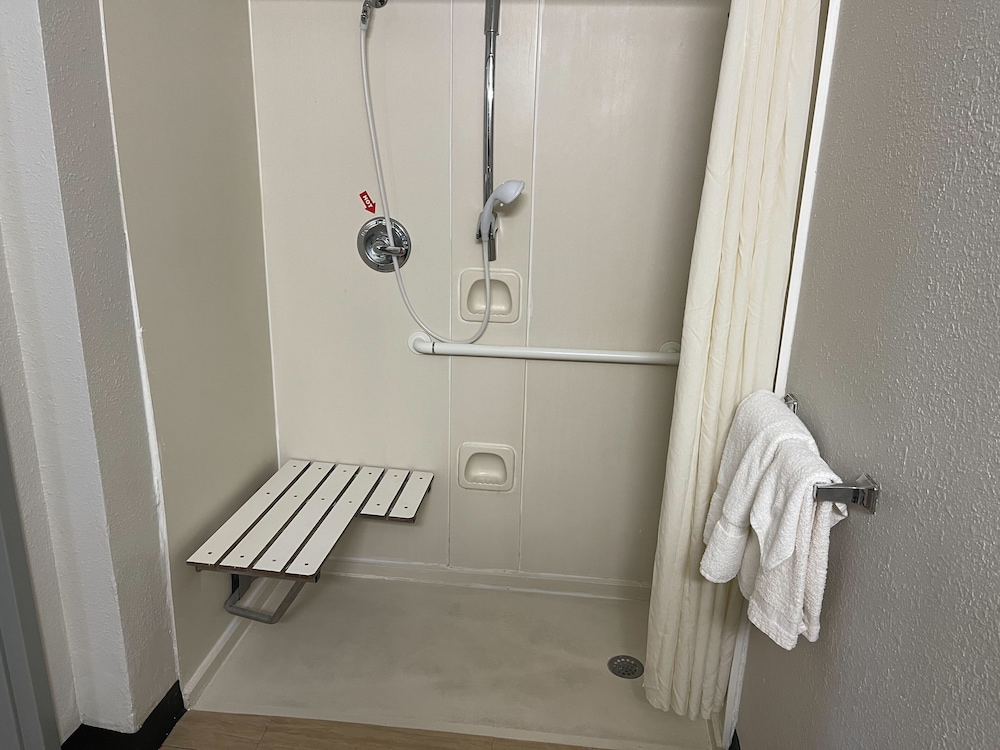 Standard Room, 1 King Bed, Accessible, Non Smoking - Photo 10