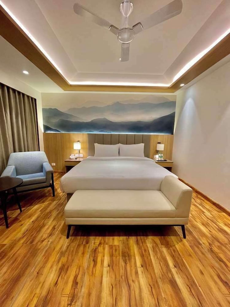 Deluxe Room, 1 King Bed, Non Smoking, Mountain View
