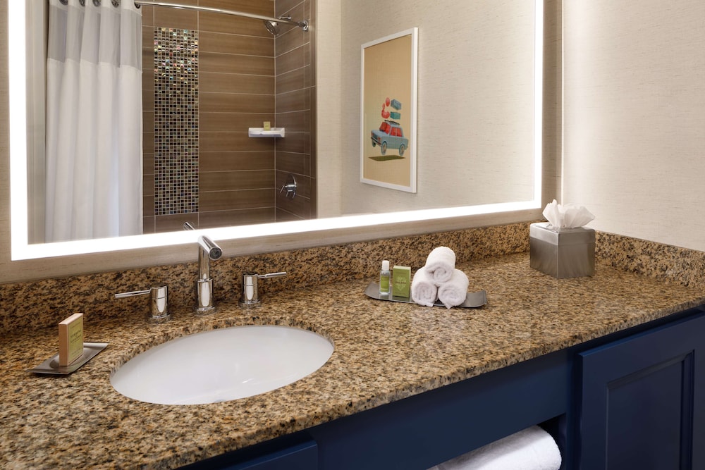 Suite, 2 Double Beds, Accessible, Bathtub (Mobility & Hearing) thumbnail 6