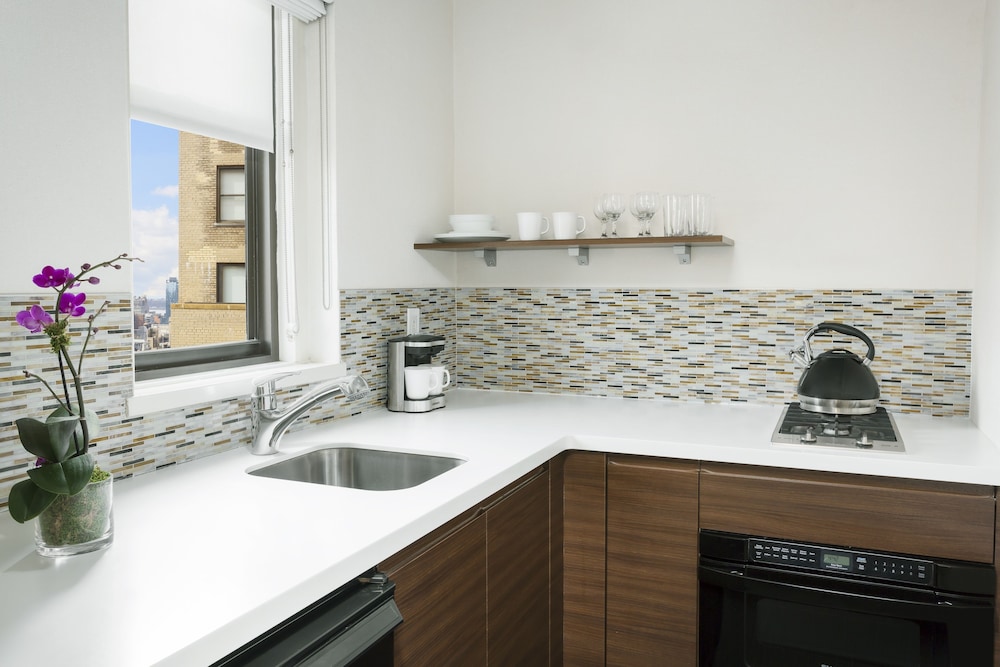 Studio Suite, 2 Double Beds with Kitchen photo 2