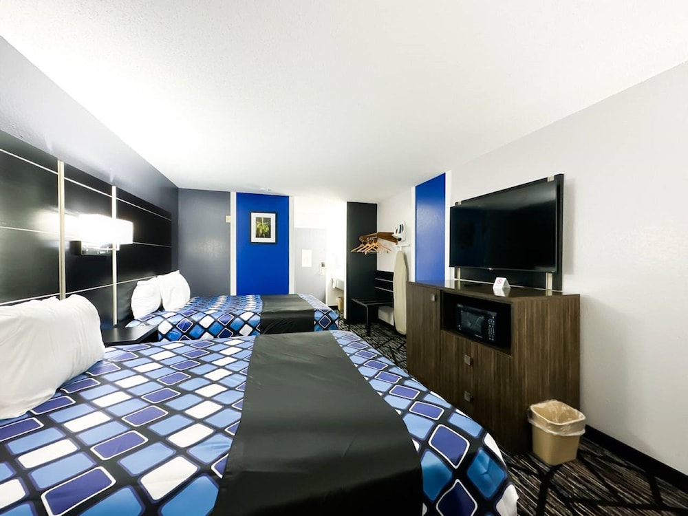 Room, 2 Queen Beds, Non Smoking, Refrigerator & Microwave photo 3