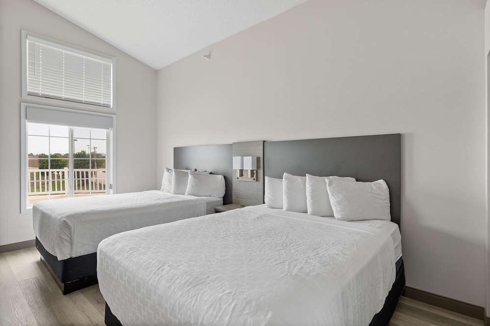Deluxe Studio, 2 Queen Beds - Photo 2