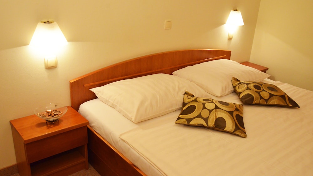 Double or Twin Room - Photo 3