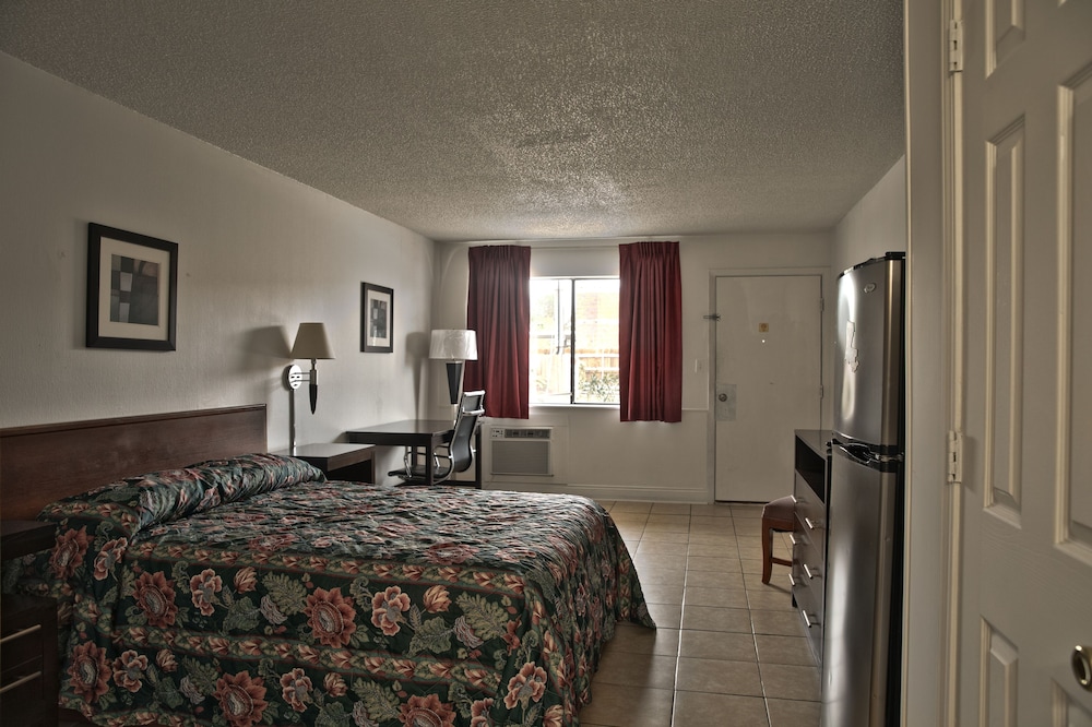 Traditional Single Room, 1 Queen Bed photo 1