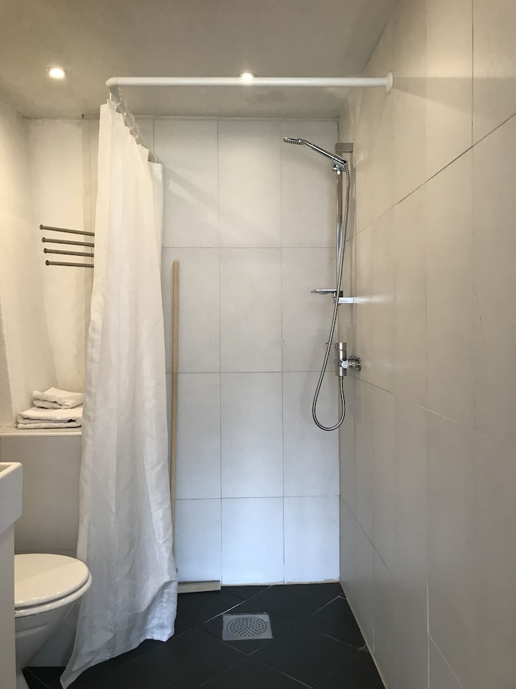 Family Room, Private Bathroom - Photo 6