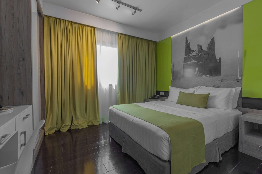 Family Suite (1 King, 1 Twin, 1 Sofa Bed) photo 3