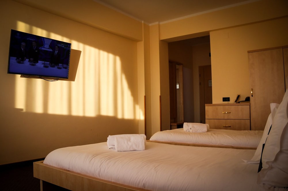 City Twin Room, 2 Twin Beds, Balcony, City View photo 3