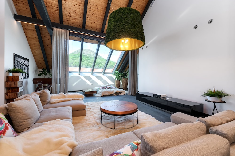 Presidential Suite, Hill View photo 3