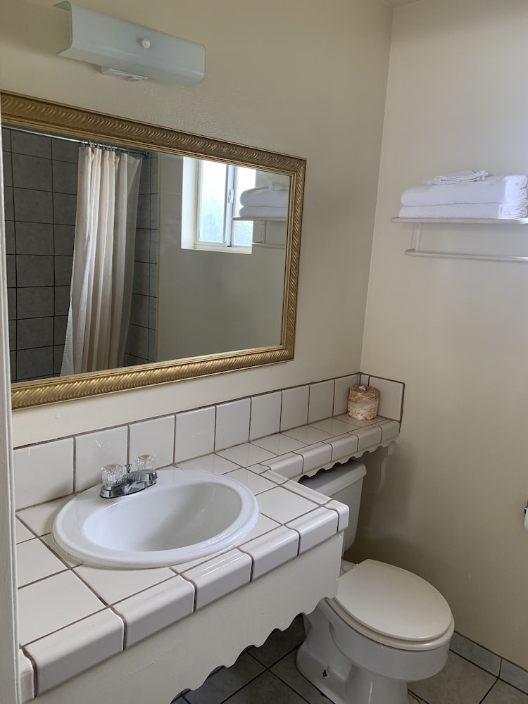 Single Queen Bathroom Accessible - Photo 2
