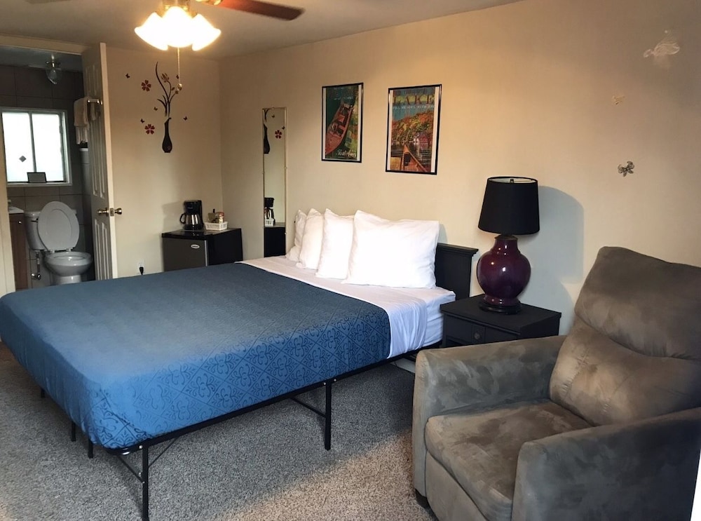 Deluxe Room, 1 Queen Bed, Non Smoking, Mountain View photo 1