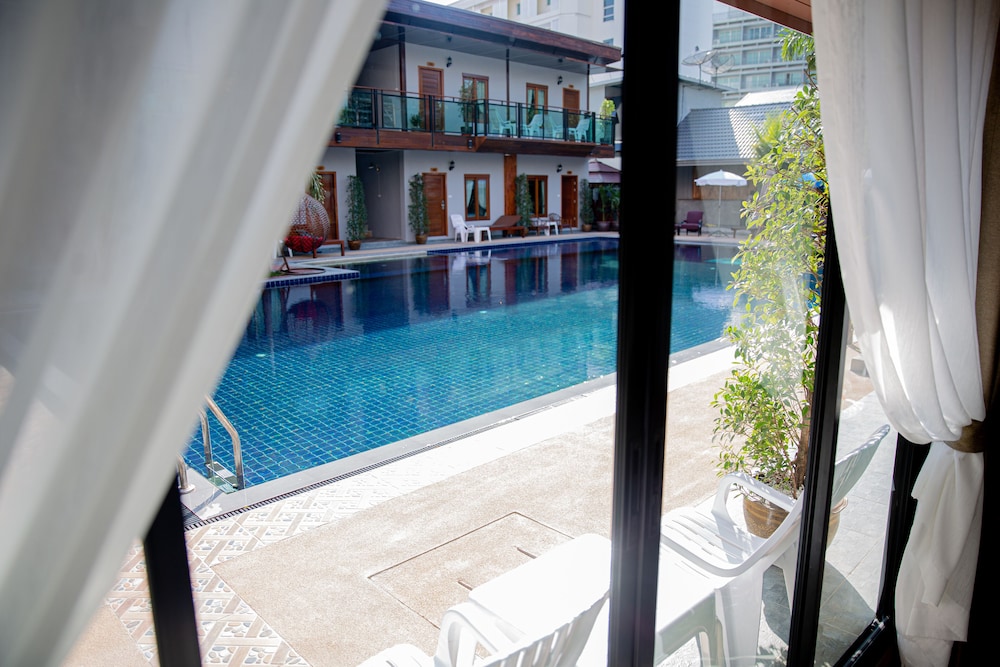 Family Room, 1 Bedroom, Pool View - Photo 3